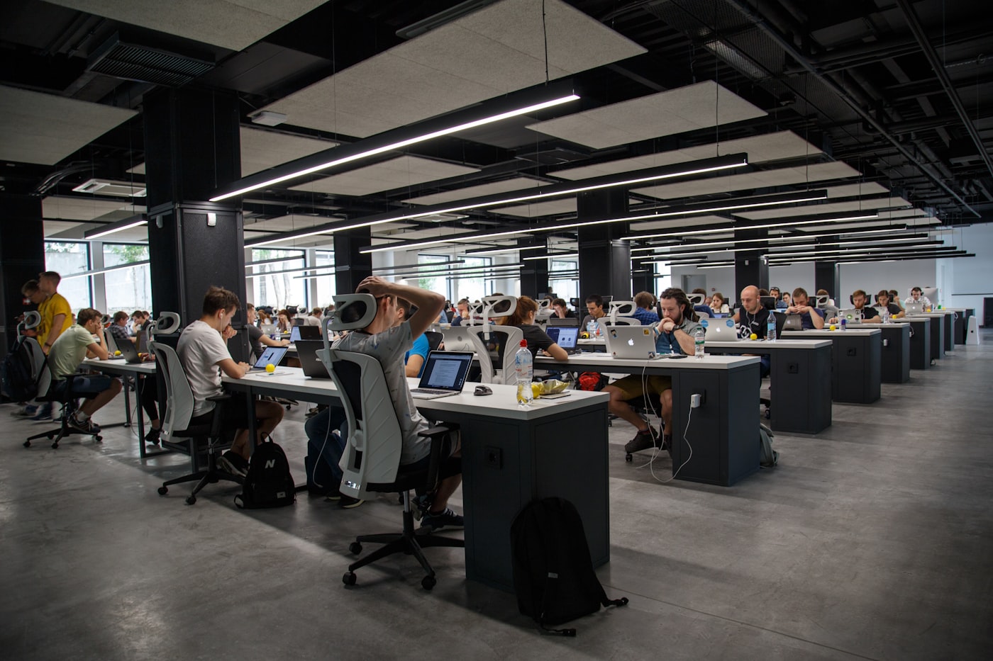 Arbeitsplatz mit mehreren Bildschirmen